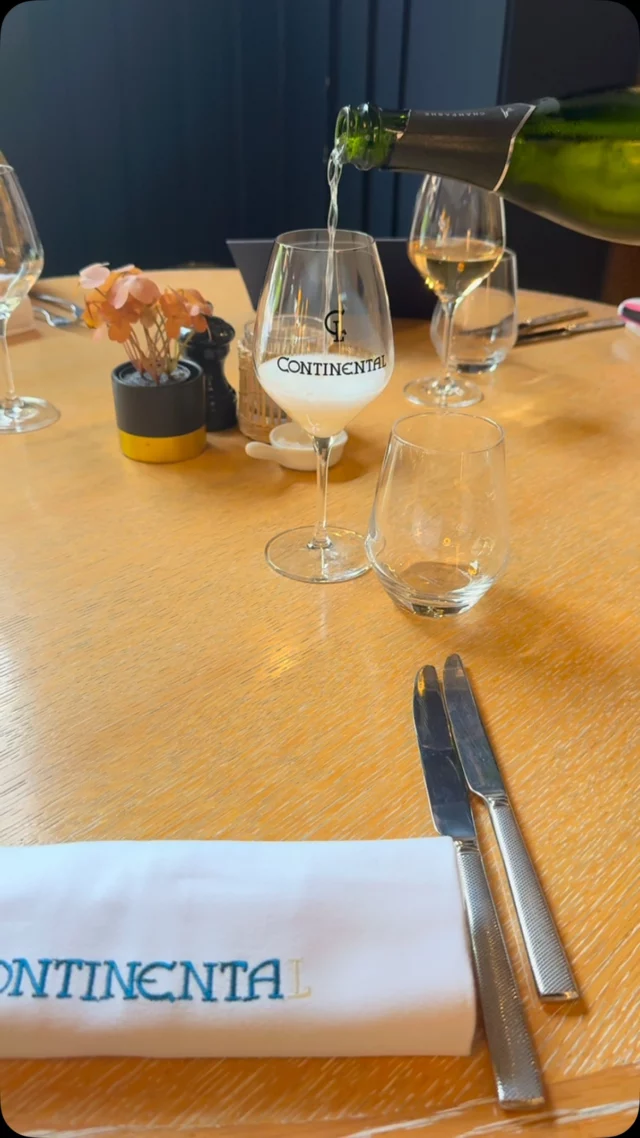 Retour en images sur notre menu spécial de Pâques 🐣🥂
Un moment raffiné placé sous le signe du partage et de la gourmandise. Merci à nos clients pour leur confiance et leur présence. 
💐À venir prochainement : un nouveau menu unique pour célébrer la fête des Mères.